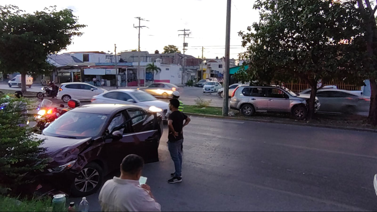 Distraído conductor provoca accidente en Cancún Distraído conductor provoca accidente en Cancún