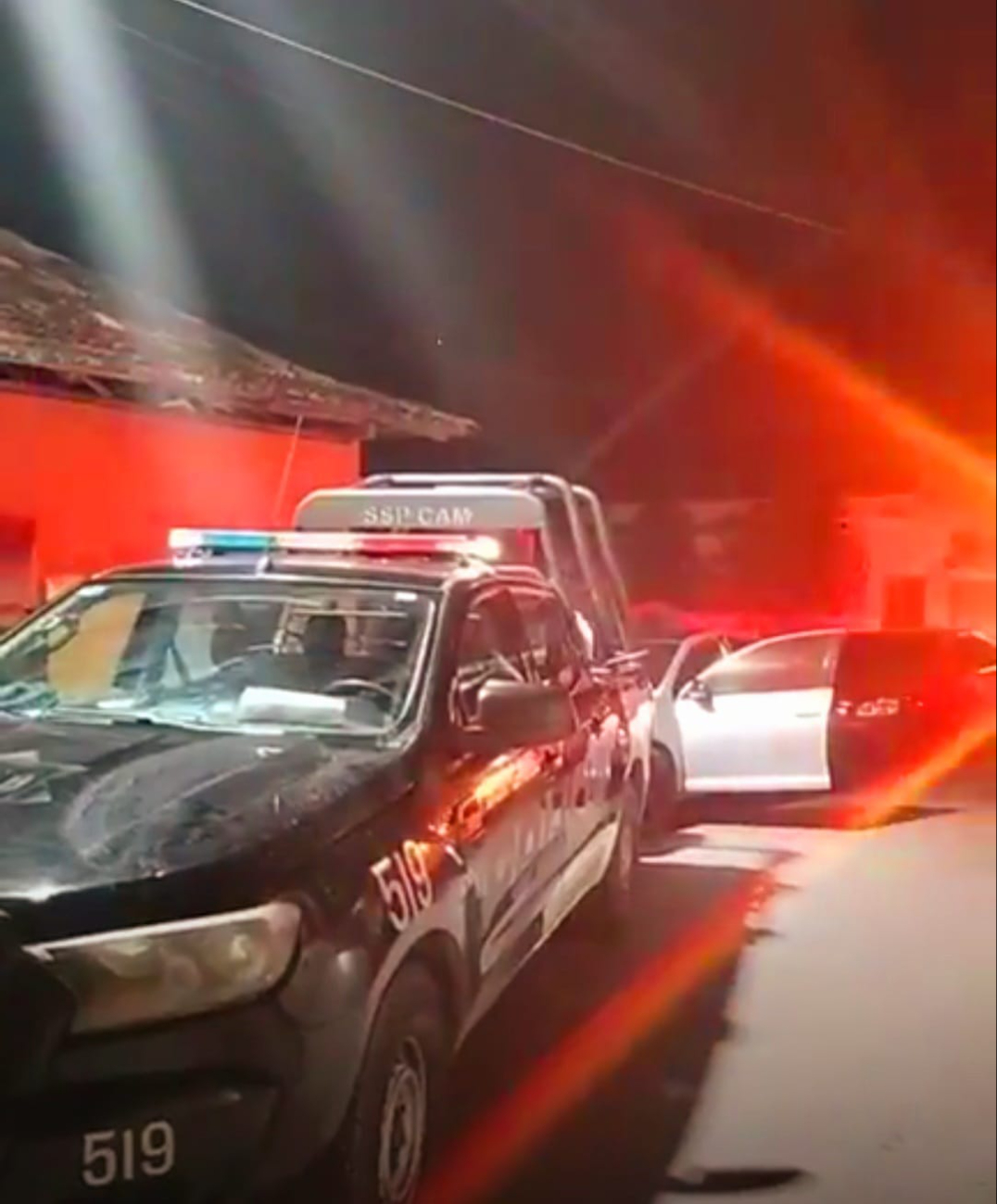Elementos policiacos revisaron el auto y la zona aledaña. Elementos policiacos revisaron el auto y la zona aledaña.