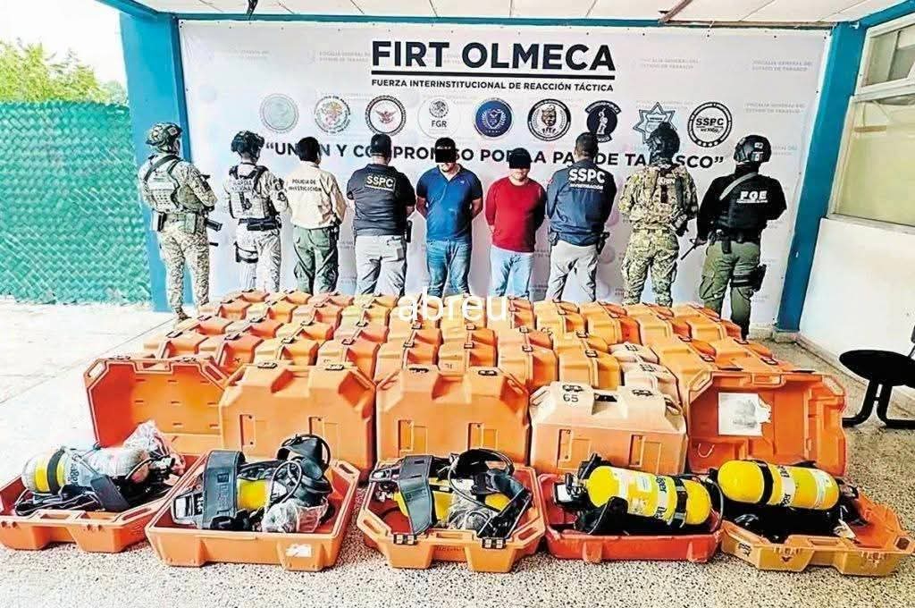 La Semar presentó a los detenidos, así como los equipos recuperados. La Semar presentó a los detenidos, así como los equipos recuperados.