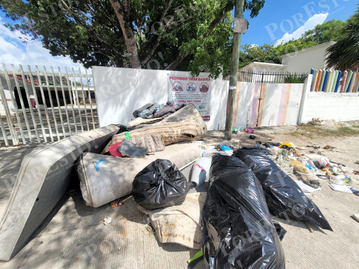 Pese al letrero que prohíbe tirar basura, la acumulación de deshechos continúa Pese al letrero que prohíbe tirar basura, la acumulación de deshechos continúa