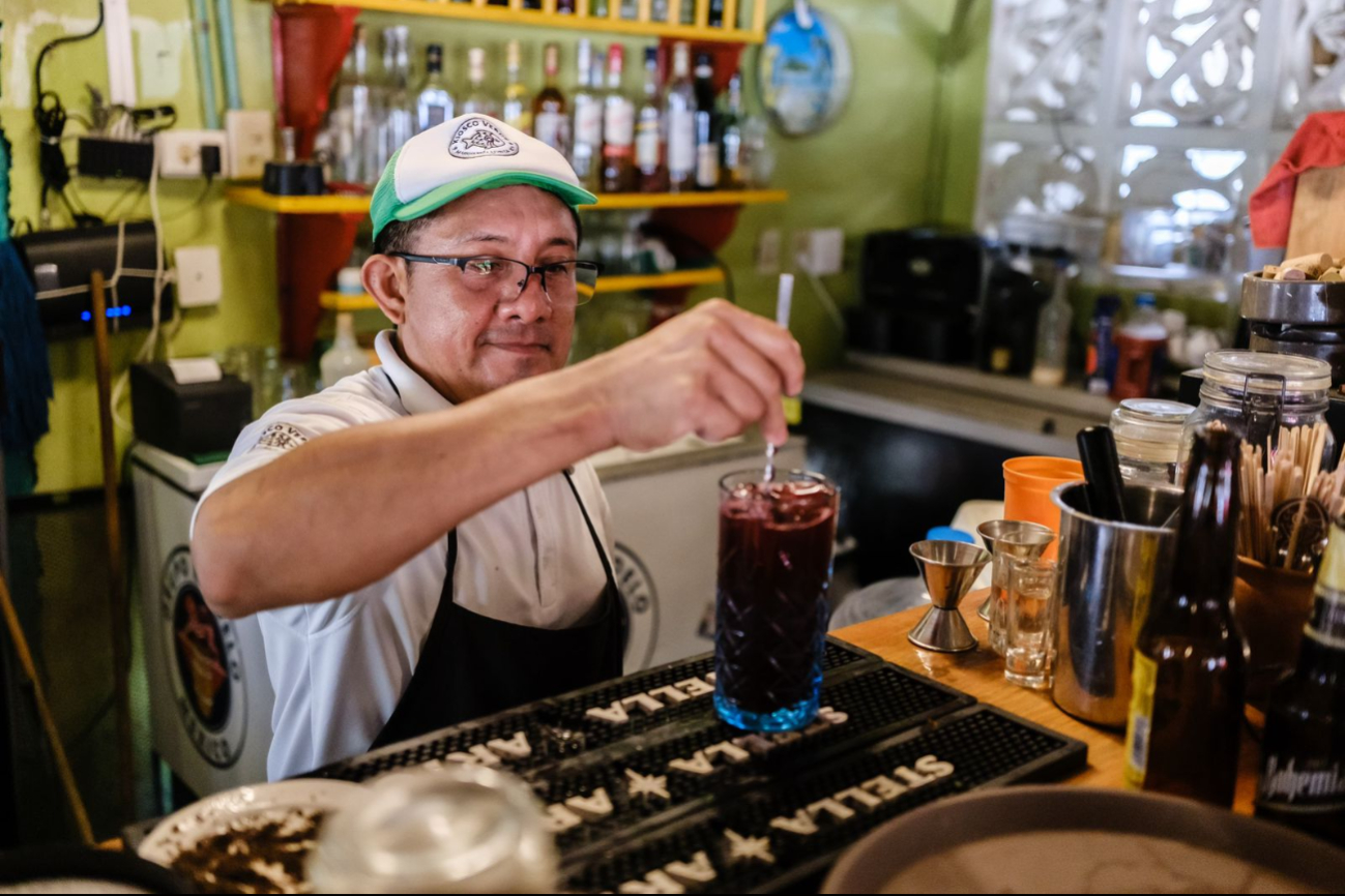 Quintana Roo tiene a 987,728 personas, el 67% de la población mayor de 15 años, realizando actividades económicas Quintana Roo tiene a 987,728 personas, el 67% de la población mayor de 15 años, realizando actividades económicas