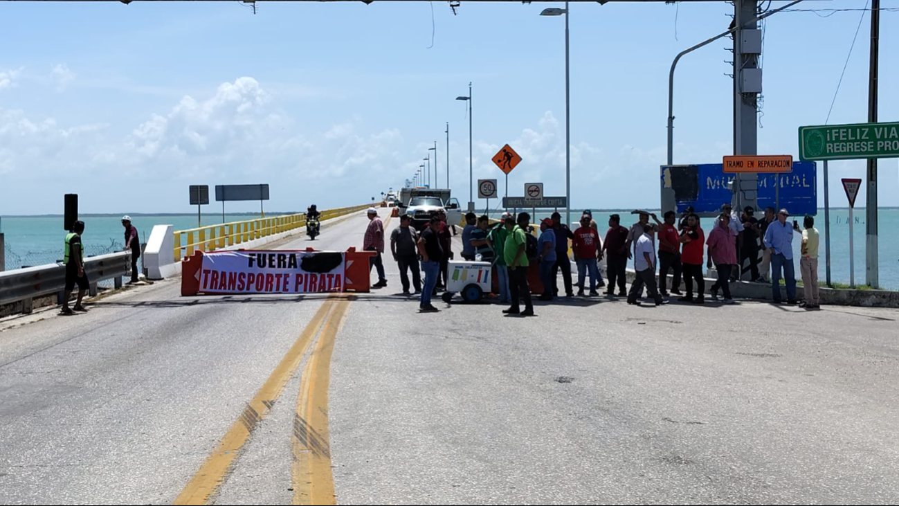 Taxistas bloquean nuevamente el puente Zacatal en Ciudad del Carmen. Taxistas bloquean nuevamente el puente Zacatal en Ciudad del Carmen.