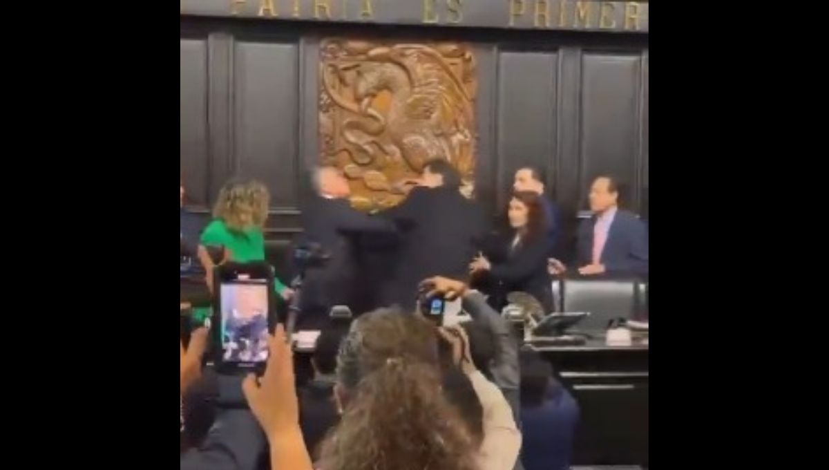 El incidente ocurrió mientras se entonaba el Himno Nacional para cerrar la sesión El incidente ocurrió mientras se entonaba el Himno Nacional para cerrar la sesión
