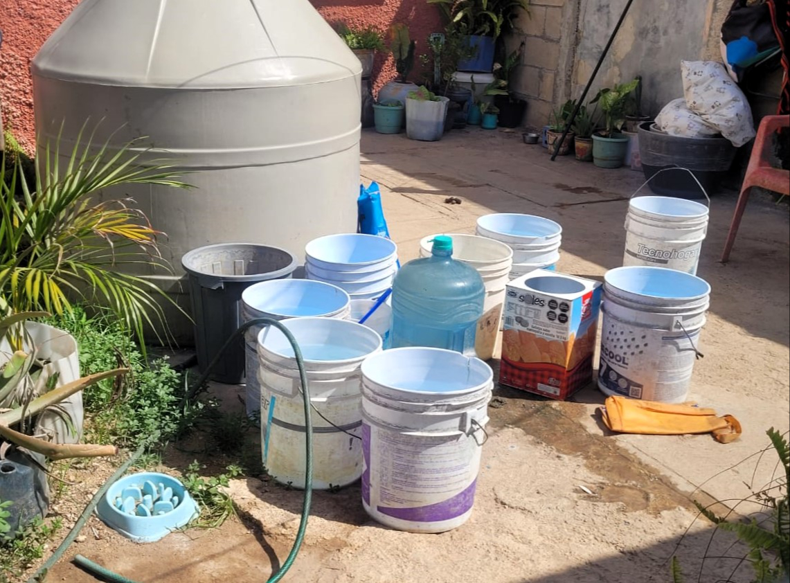 Incluso los más pequeños aportan en llevar las cubetas con agua a sus casas Incluso los más pequeños aportan en llevar las cubetas con agua a sus casas