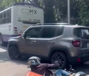 La conductora arrolló al repartidor y salió a toda velocidad para escapar de la autoridad. La conductora arrolló al repartidor y salió a toda velocidad para escapar de la autoridad.