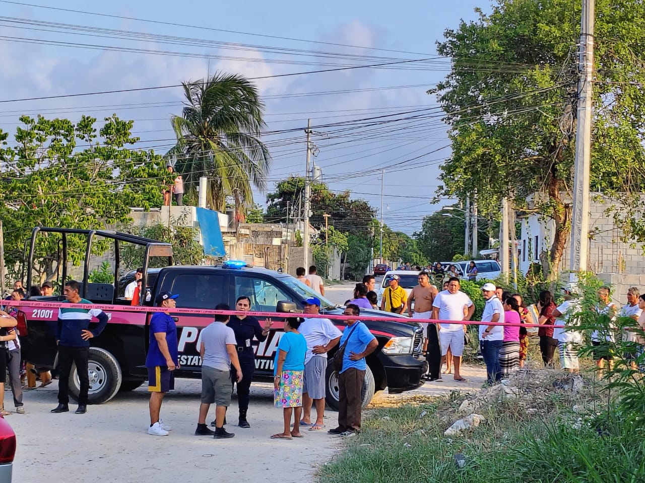 La gente se congregó en el lugar tras el hallazgo, pues era una persona conocida en la localidad. La gente se congregó en el lugar tras el hallazgo, pues era una persona conocida en la localidad.