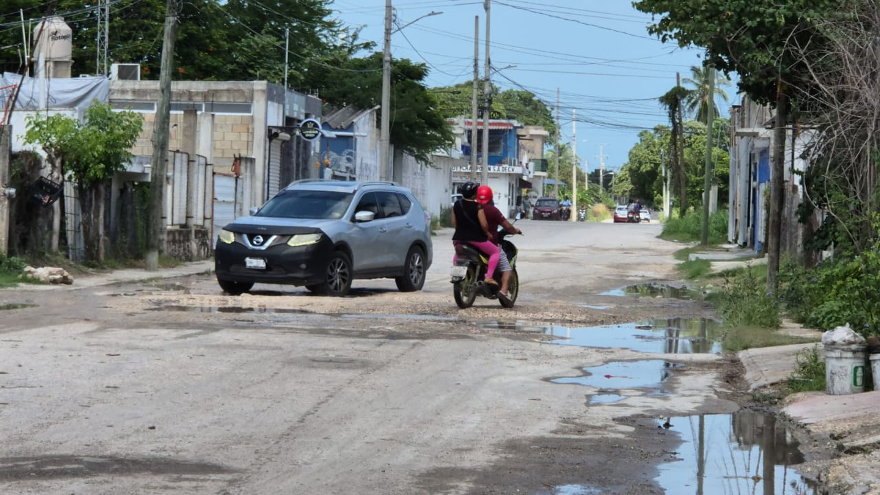 Vecinos afirman que el programa de bacheo es letra muerta y que pese a los reclamos, las autoridades siguen sin atender el problema Vecinos afirman que el programa de bacheo es letra muerta y que pese a los reclamos, las autoridades siguen sin atender el problema