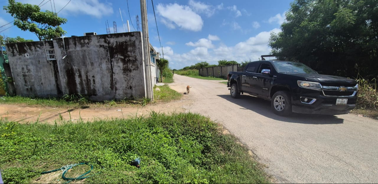Vecinos de la colonia Ampliación Cuauhtémoc Cárdenas en Champotón denuncian que un registro pluvial expuesto y ahora enmalezado sigue representando un grave peligro. Vecinos de la colonia Ampliación Cuauhtémoc Cárdenas en Champotón denuncian que un registro pluvial expuesto y ahora enmalezado sigue representando un grave peligro.