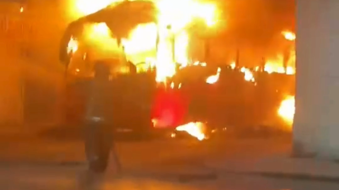 Autobuses terminan calcinados tras incendiarse en la SM 67 de Cancún Autobuses terminan calcinados tras incendiarse en la SM 67 de Cancún