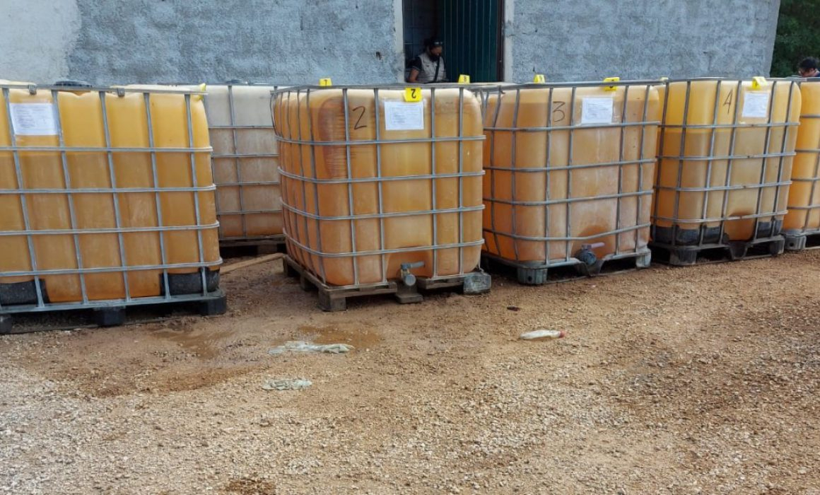Entre los bienes incautados hay un tráiler, cuatro autotanques y bombas centrífugas. Entre los bienes incautados hay un tráiler, cuatro autotanques y bombas centrífugas.