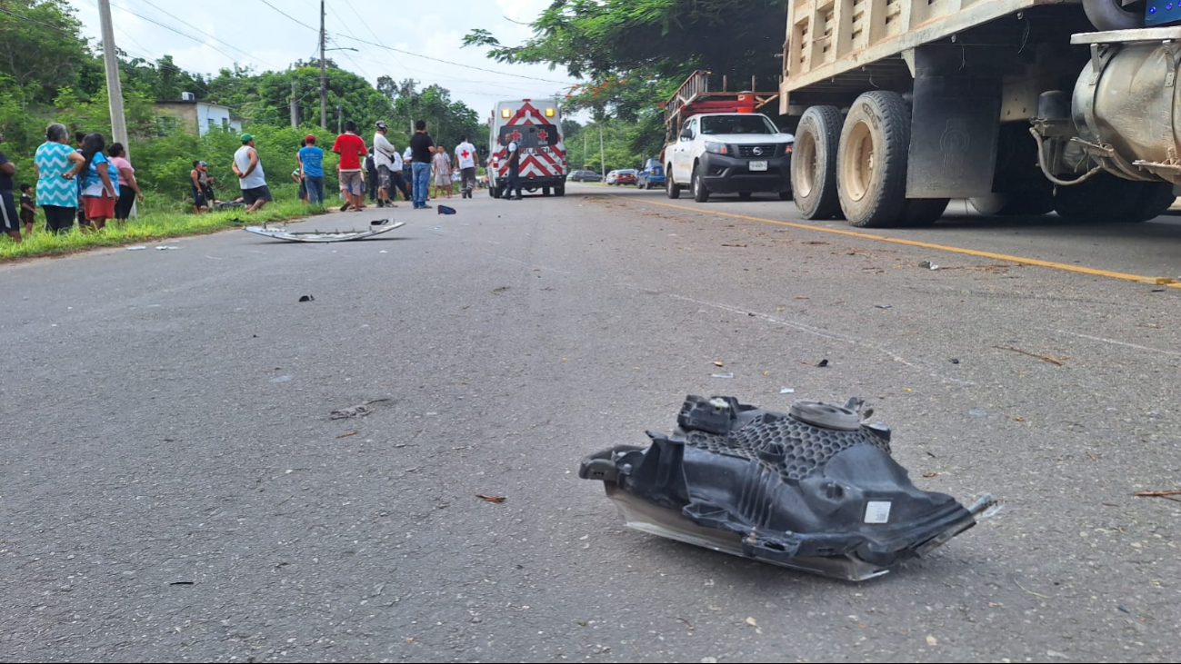Motociclista resulta herido tras ser atropellado por una combi en Quintana Roo Motociclista resulta herido tras ser atropellado por una combi en Quintana Roo