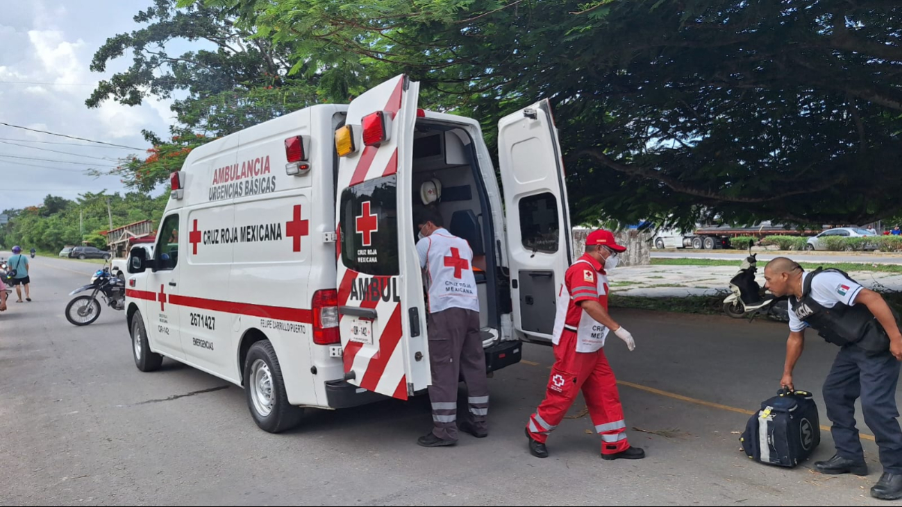 Motociclista resulta herido tras ser atropellado por una combi en Quintana Roo Motociclista resulta herido tras ser atropellado por una combi en Quintana Roo