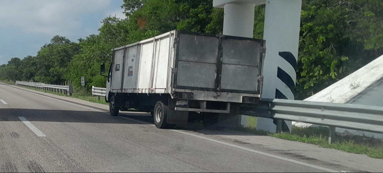 Trailero fue asaltado y lesionado por cuatreros en la carretera federal Campeche–Mérida Trailero fue asaltado y lesionado por cuatreros en la carretera federal Campeche–Mérida