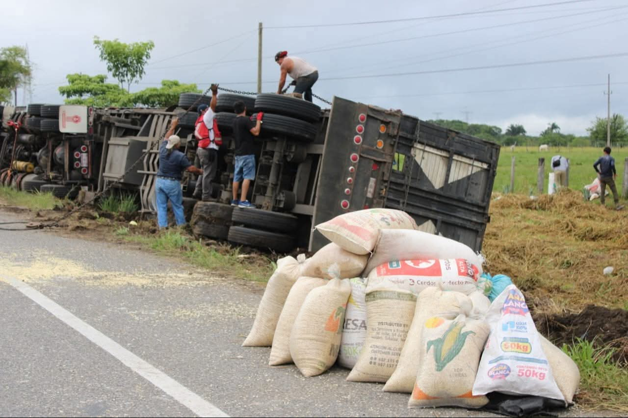 Accidente de tráiler paraliza el tráfico y evidencia rapiña en carreteras del sureste Accidente de tráiler paraliza el tráfico y evidencia rapiña en carreteras del sureste