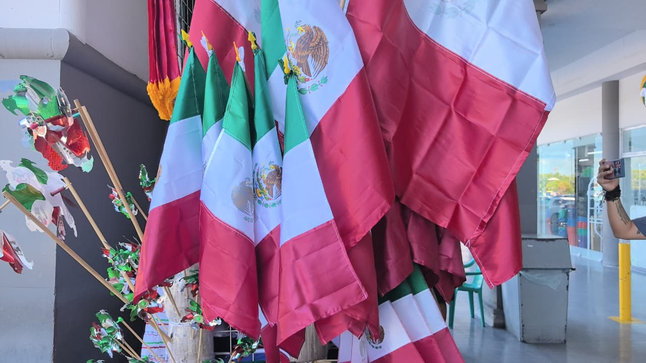 Comerciantes comenzaron a instalar puestos con artículos patrios en Ciudad del Carmen. Comerciantes comenzaron a instalar puestos con artículos patrios en Ciudad del Carmen.