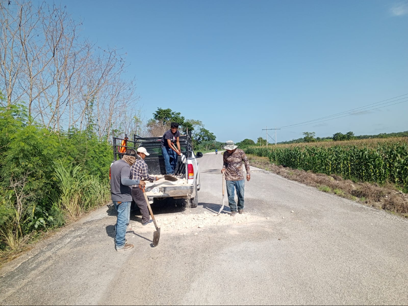 Habitantes de Yohaltún, Chilam Balam y Chaccheito bachearon tramos carreteros rumbo a Felipe Carrillo Puerto. Habitantes de Yohaltún, Chilam Balam y Chaccheito bachearon tramos carreteros rumbo a Felipe Carrillo Puerto.