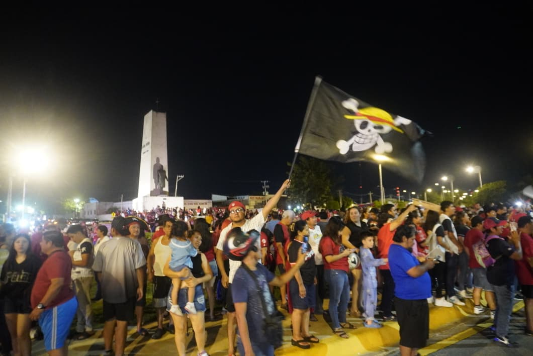 La afición campechana se lanzó al abordaje para celebrar el triunfo de su equipo. La afición campechana se lanzó al abordaje para celebrar el triunfo de su equipo.