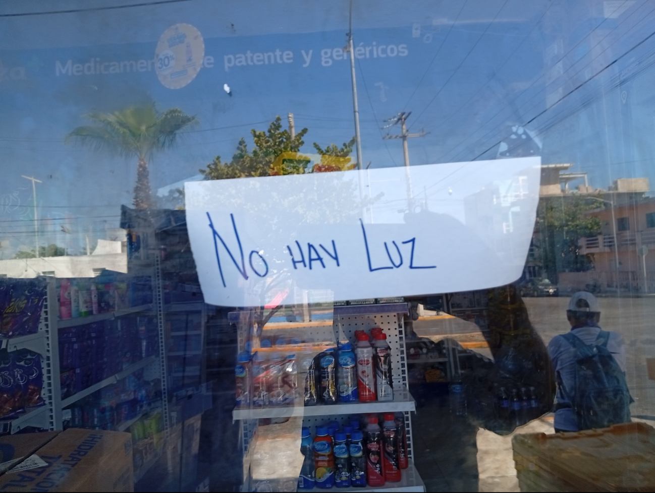 Las tiendas e instituciones bancarias cerraron sus puertas y en las escuelas no hubo clases Las tiendas e instituciones bancarias cerraron sus puertas y en las escuelas no hubo clases