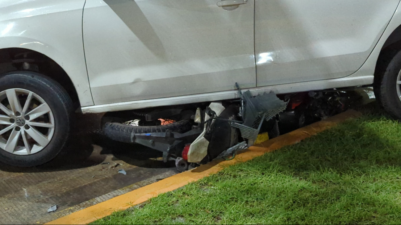 Se impactó en reversa contra un auto estacionado y una motocicleta. Se impactó en reversa contra un auto estacionado y una motocicleta.