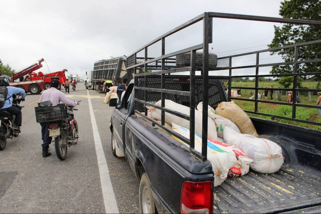 Sin heridos, tráiler cargado de maíz se vuelca y provoca caos vial en Villahermosa-Escárcega Sin heridos, tráiler cargado de maíz se vuelca y provoca caos vial en Villahermosa-Escárcega