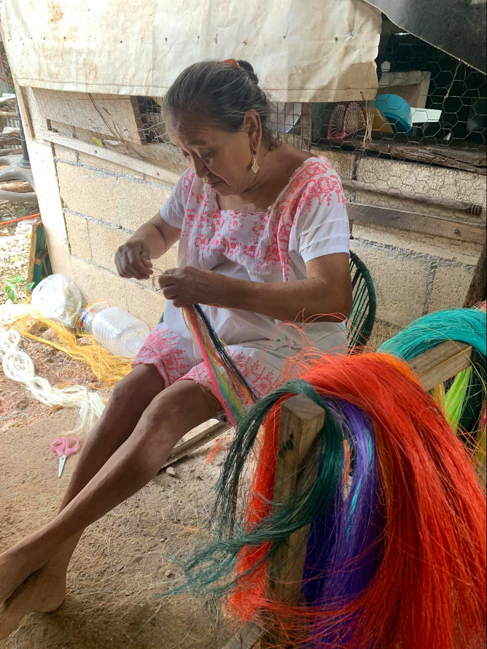 Un grupo de 40 mujeres de la comisaría de Sahcabá mantiene la tradición de eleborar artesanías Un grupo de 40 mujeres de la comisaría de Sahcabá mantiene la tradición de eleborar artesanías