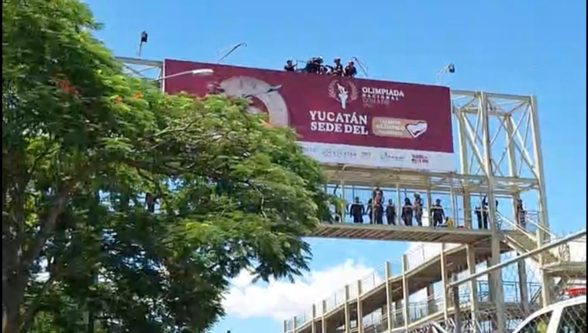Bomberos lograron bajar a la mujer del puente peatonal del Periférico de Mérida Bomberos lograron bajar a la mujer del puente peatonal del Periférico de Mérida