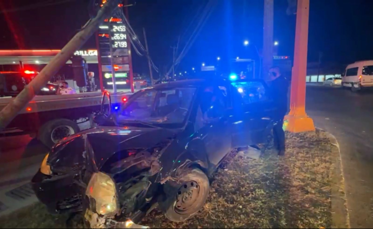 Conductor derribó poste tras manejar a exceso de velocidad en la avenida Nichupté de Cancún 