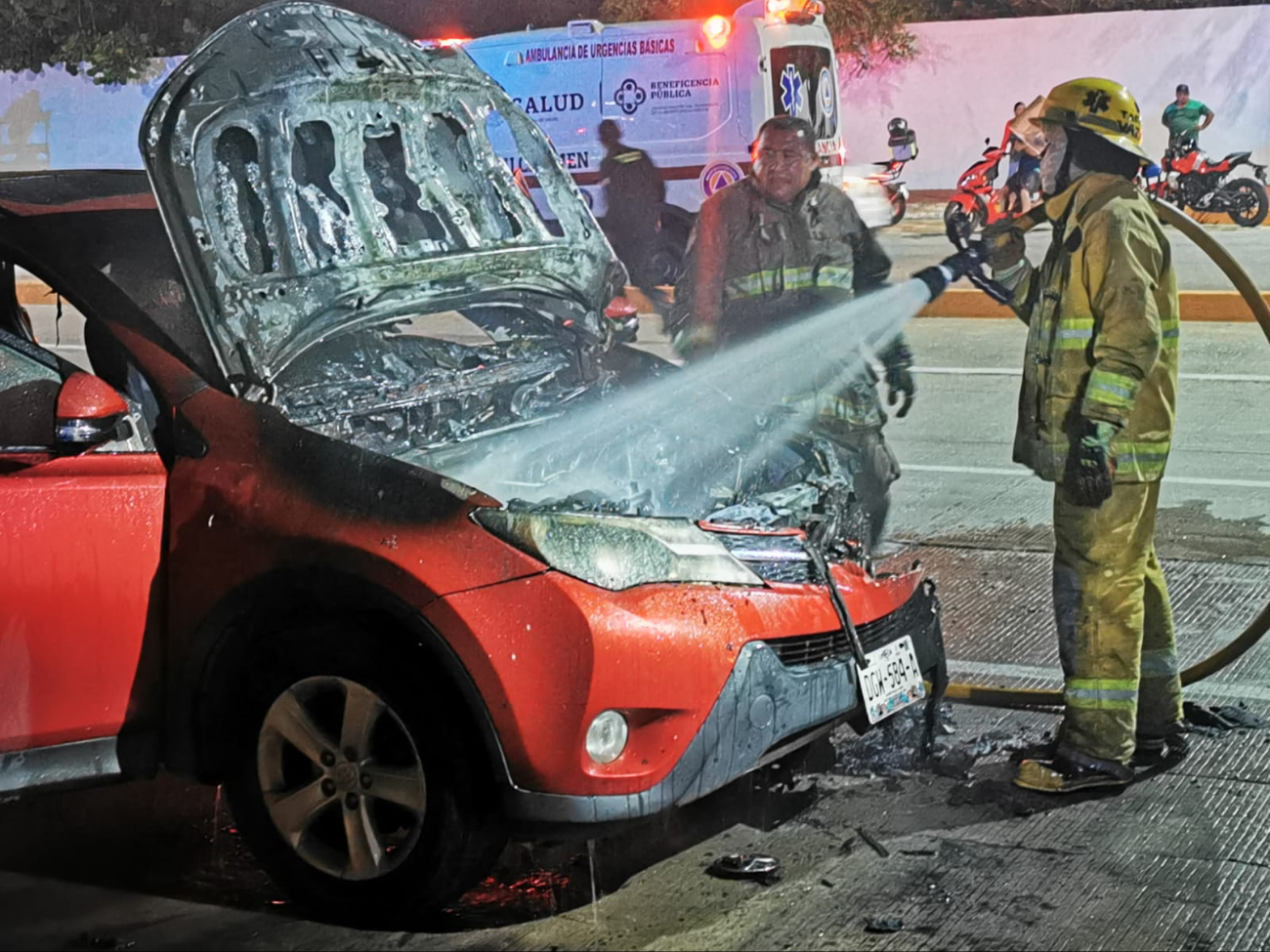 El fuego consumió parte del motor y del frente del automóvil.