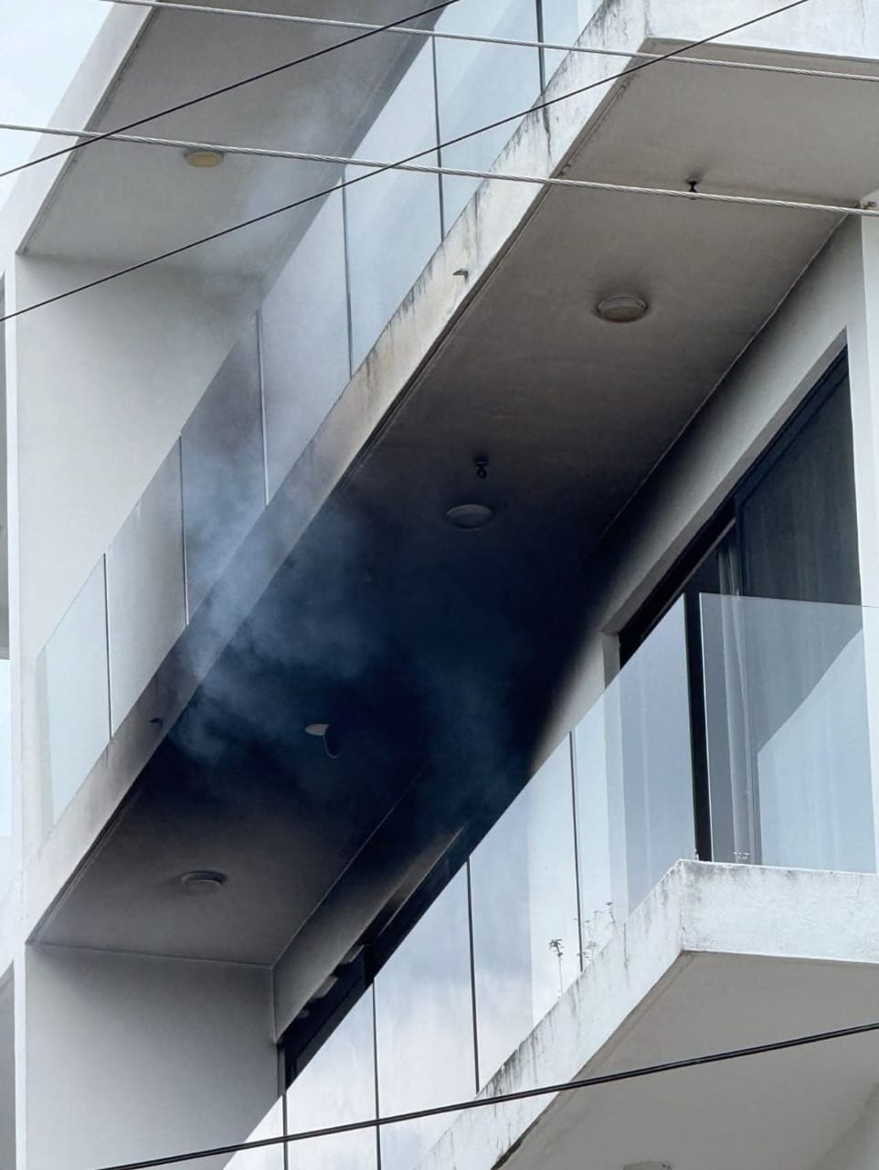 El humo negro provenía de un departamento y fue provocado por un boiler. El humo negro provenía de un departamento y fue provocado por un boiler.