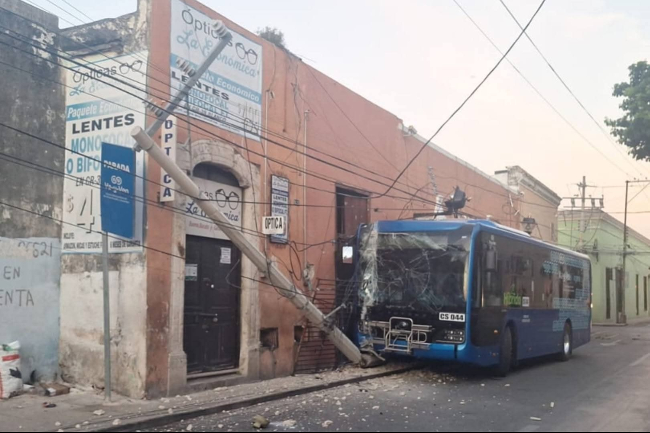 El Va y Ven presentó graves daños tras chocar contra el poste