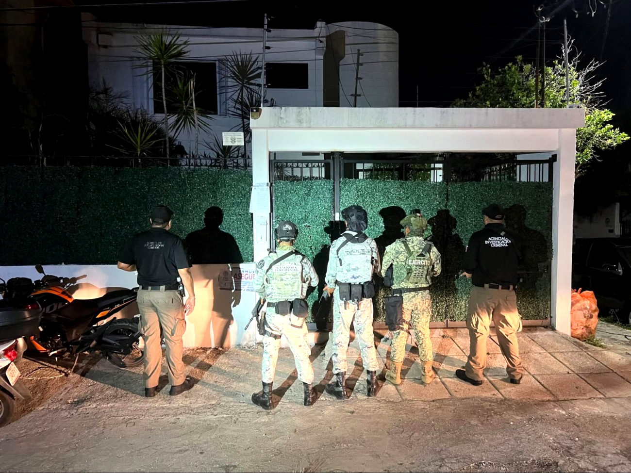 En el operativo sólo participaron fuerzas federales; hallaron fusiles de asalto, granadas de fragmentación, chalecos blindados y drogas En el operativo sólo participaron fuerzas federales; hallaron fusiles de asalto, granadas de fragmentación, chalecos blindados y drogas