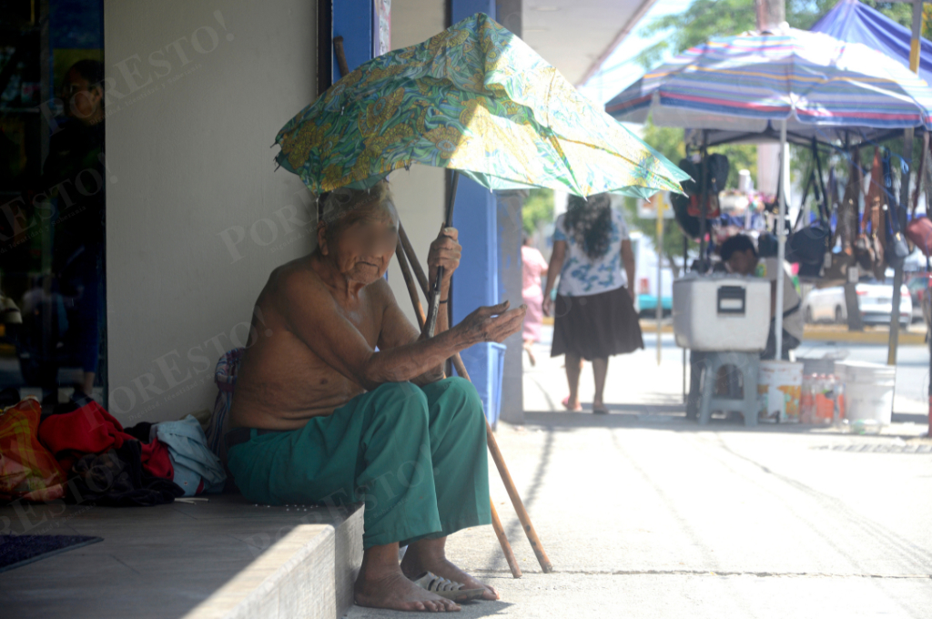 En la zona es común ver a adultos mayores pidiendo dinero pese a no dominar el idioma