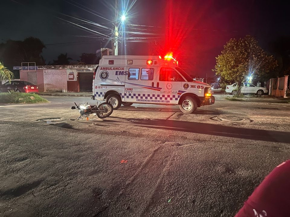 La motocicleta quedó tendida sobre la vialidad, luego del derrape que sufrió.