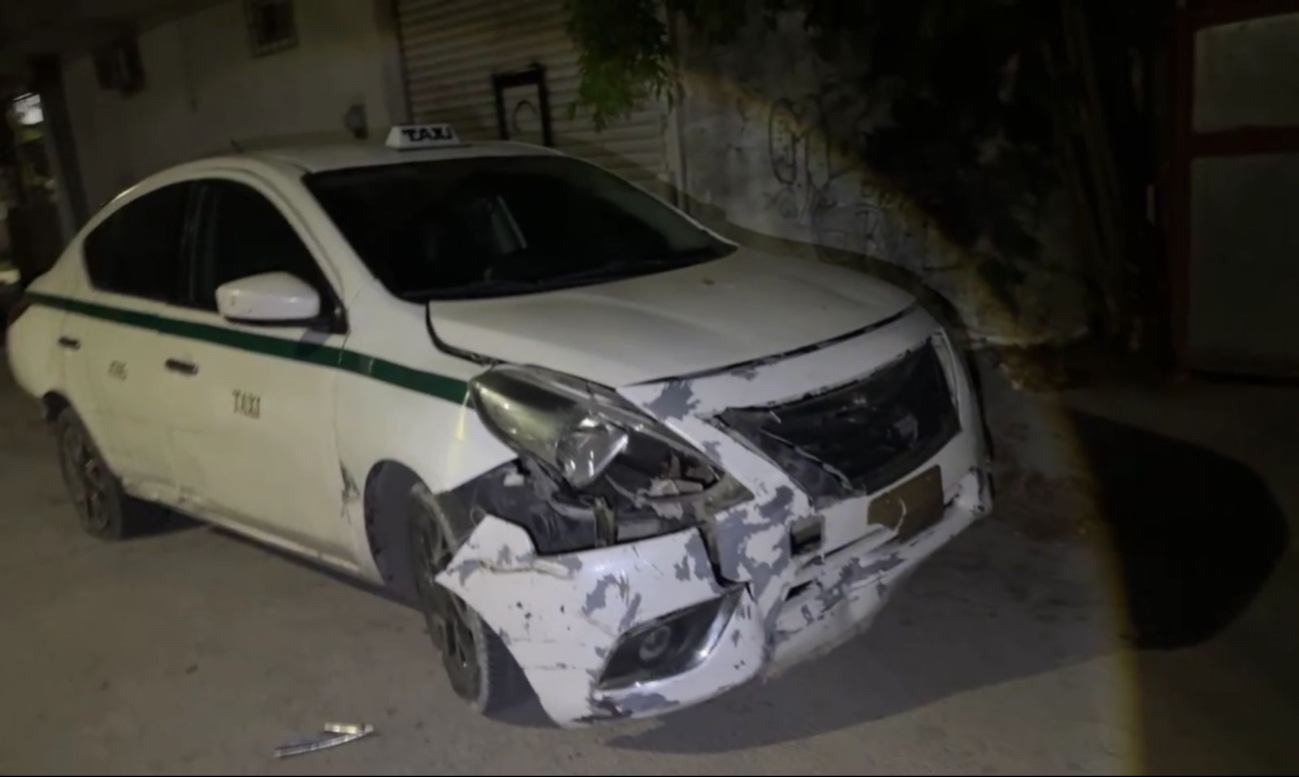 Otro grupo de vecinos logró ubicar la unidad tipo taxi que testigos del accidente señalaron como responsable de los hechos Otro grupo de vecinos logró ubicar la unidad tipo taxi que testigos del accidente señalaron como responsable de los hechos