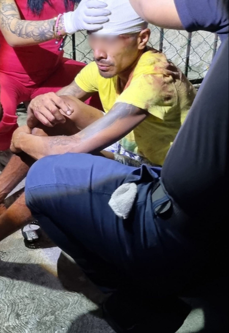 Paramédicos tuvieron que atender al lesionado para detener la hemorragia