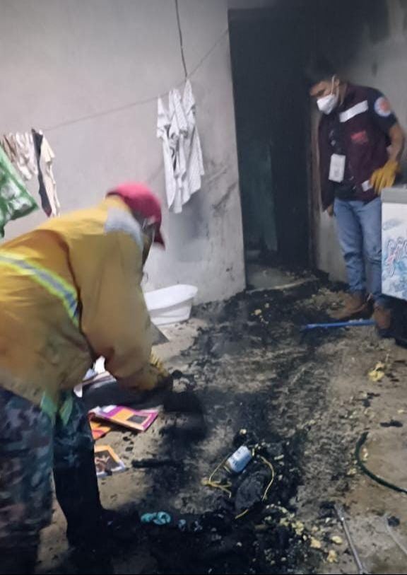Prenden fuego a colchón en pelea y causan siniestro en El Aserradero