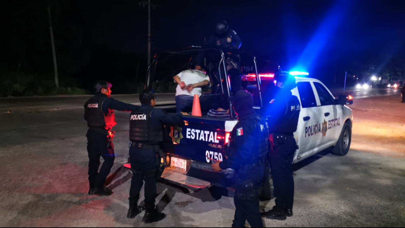 Pareja discute dentro de tractocamión y provoca alarma vial en Ciudad del Carmen