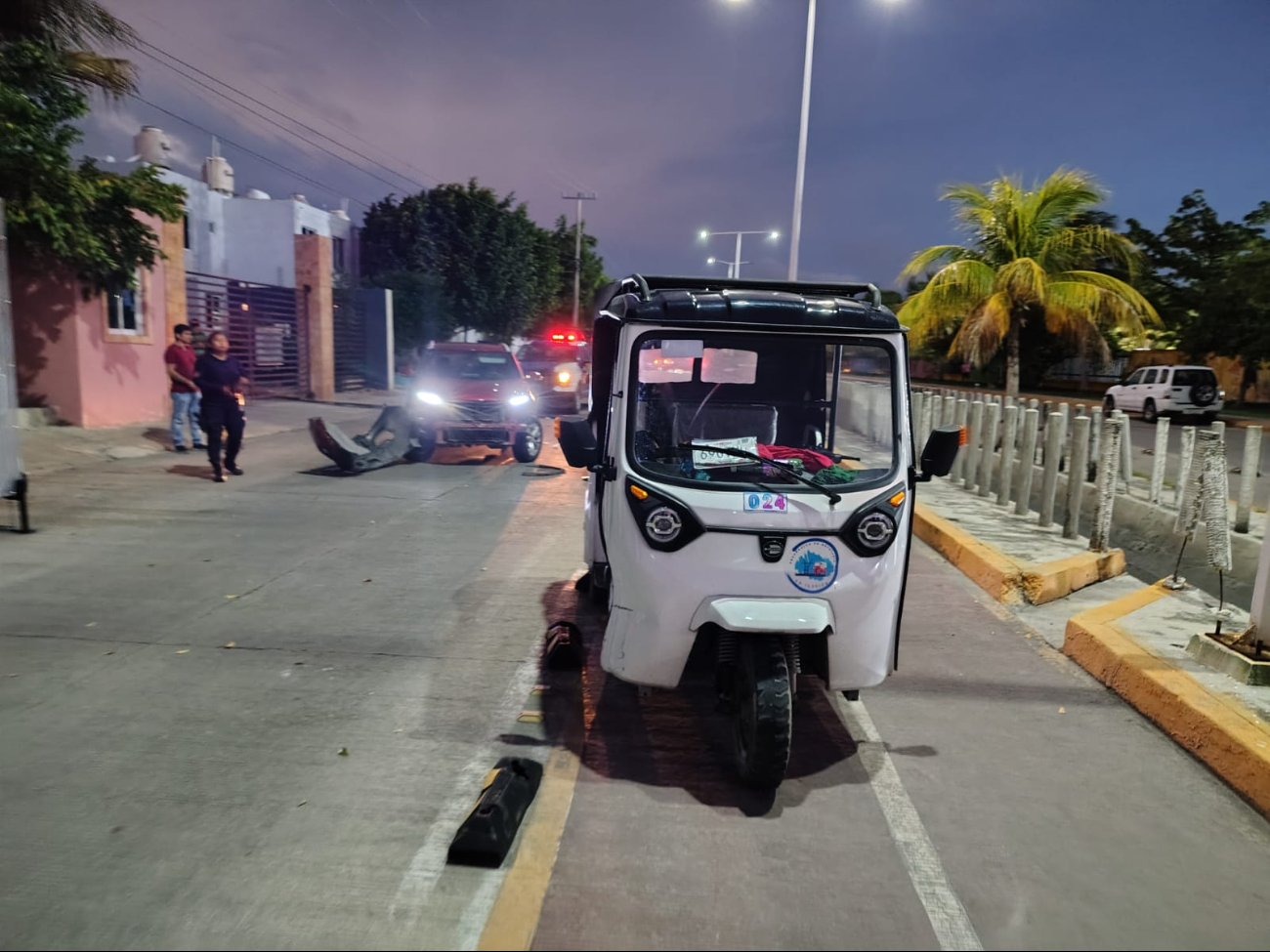 Aparatoso choque entre pochimóvil y camioneta