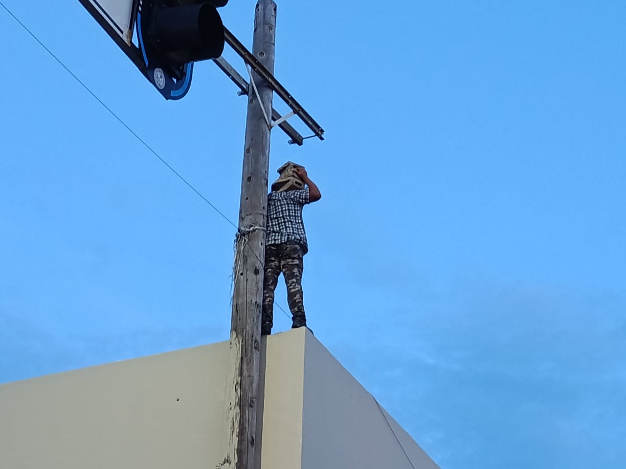 Aseguraba ser perseguido por sujetos armados, lo que alarmó a vecinos.