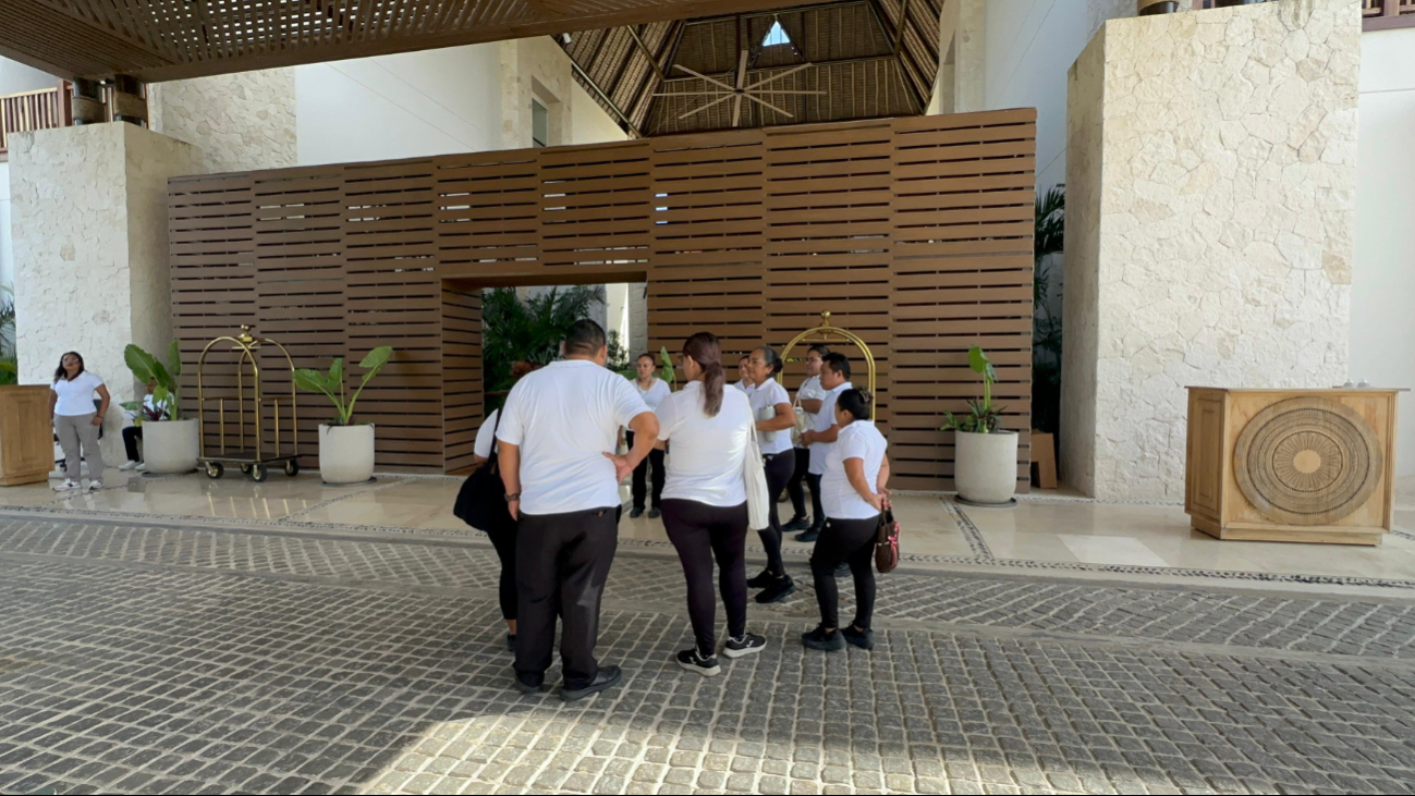 Colaboradores del Hotel Mundo Maya Tulum protestaron a las afueras del establecimiento. Colaboradores del Hotel Mundo Maya Tulum protestaron a las afueras del establecimiento.