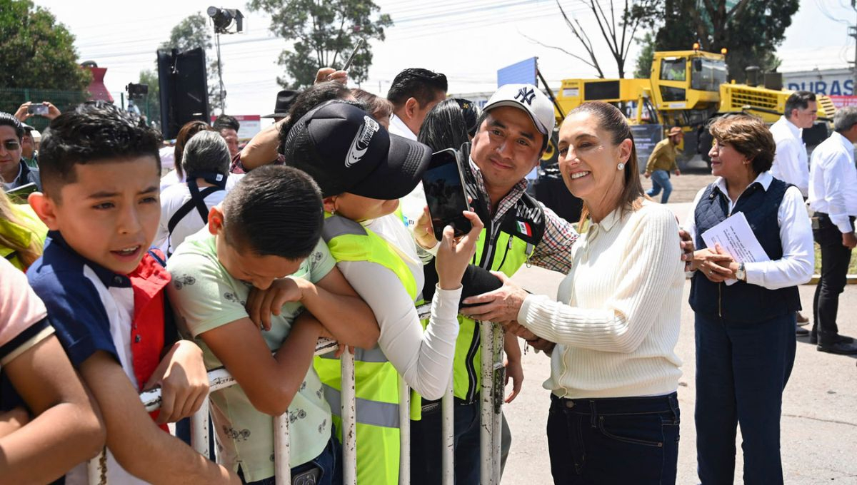 Con el uso de nueva maquinaria, la SICT podrá intervenir caminos de forma más eficiente y con menor costo Con el uso de nueva maquinaria, la SICT podrá intervenir caminos de forma más eficiente y con menor costo