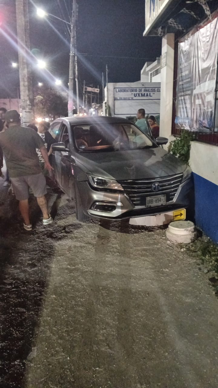 Conductor en estado de ebriedad provocó un choque en el cruce de Kabah y Talleres, en Cancún. Conductor en estado de ebriedad provocó un choque en el cruce de Kabah y Talleres, en Cancún.