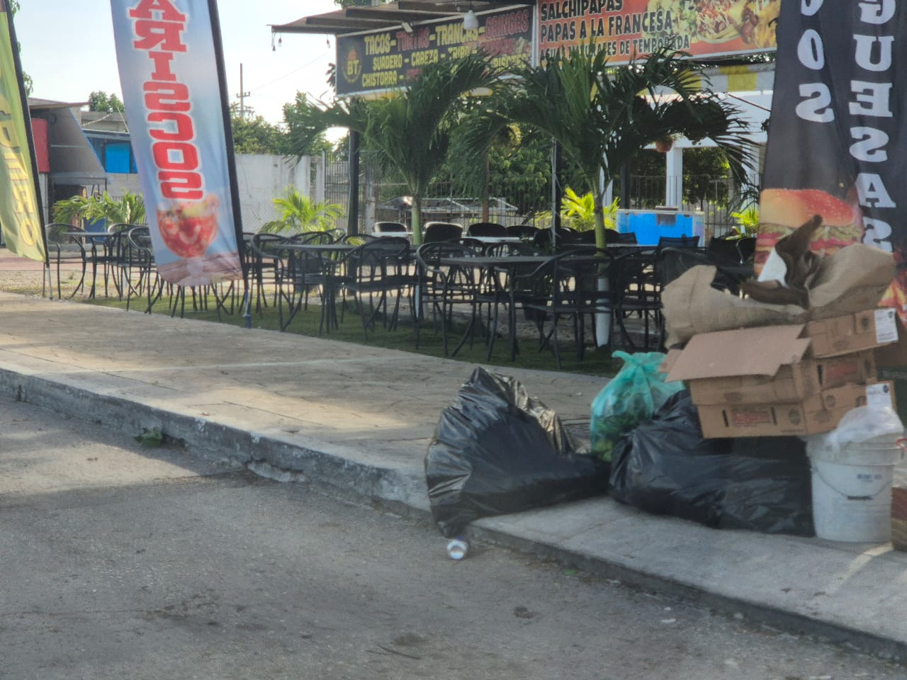 Cúmulos de basura generan malos olores y mal aspecto en el malecón “Carlos Sansores” de Champotón. Cúmulos de basura generan malos olores y mal aspecto en el malecón “Carlos Sansores” de Champotón.