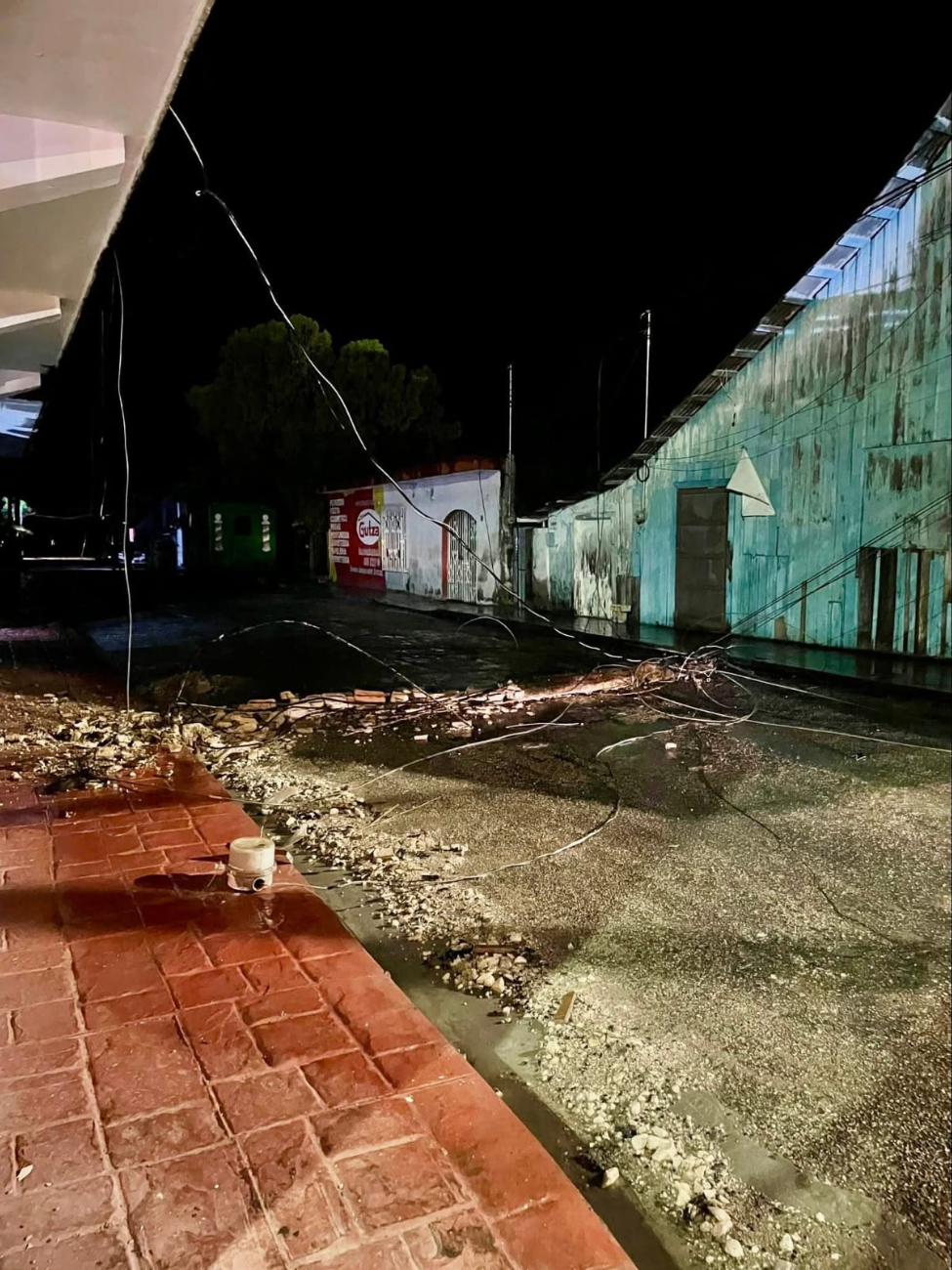 El poste fue derribado por un auto que se impactó contra este. El poste fue derribado por un auto que se impactó contra este.