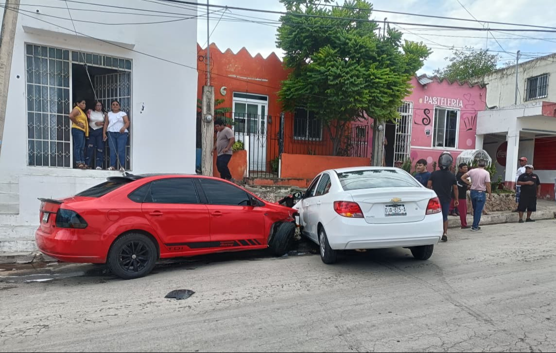 En Samulá, un conductor de Aveo perdió el control y chocó contra un auto estacionado y un muro de concreto.
