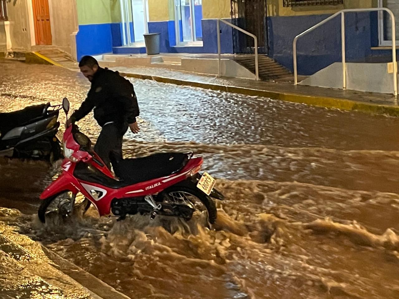 Las lluvias han provocado inundaciones en diferentes vialidades. Las lluvias han provocado inundaciones en diferentes vialidades.
