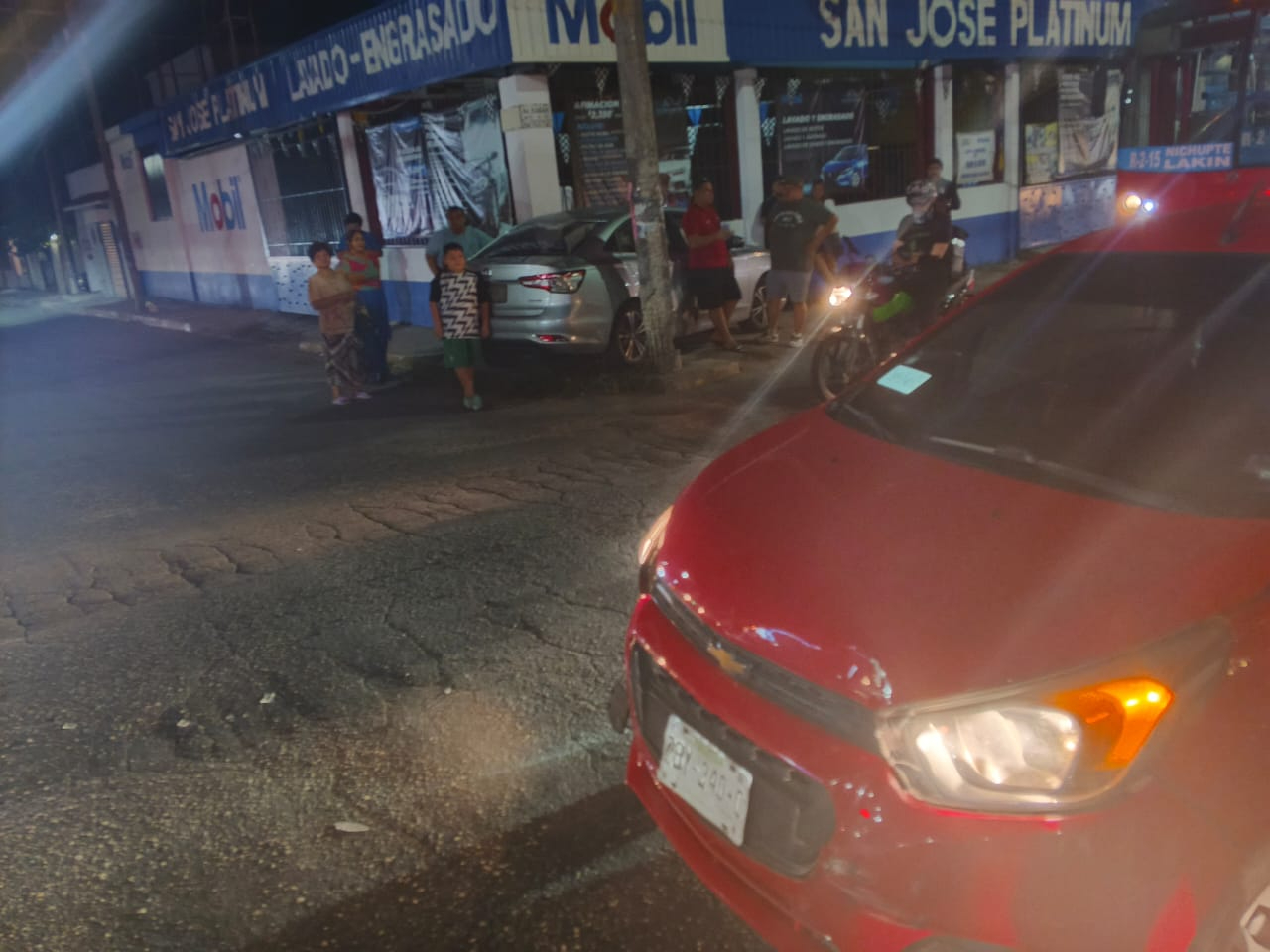 Un Chevrolet Beat rojo circulaba a exceso de velocidad e invadió el carril de un vehículo MG gris. Un Chevrolet Beat rojo circulaba a exceso de velocidad e invadió el carril de un vehículo MG gris.