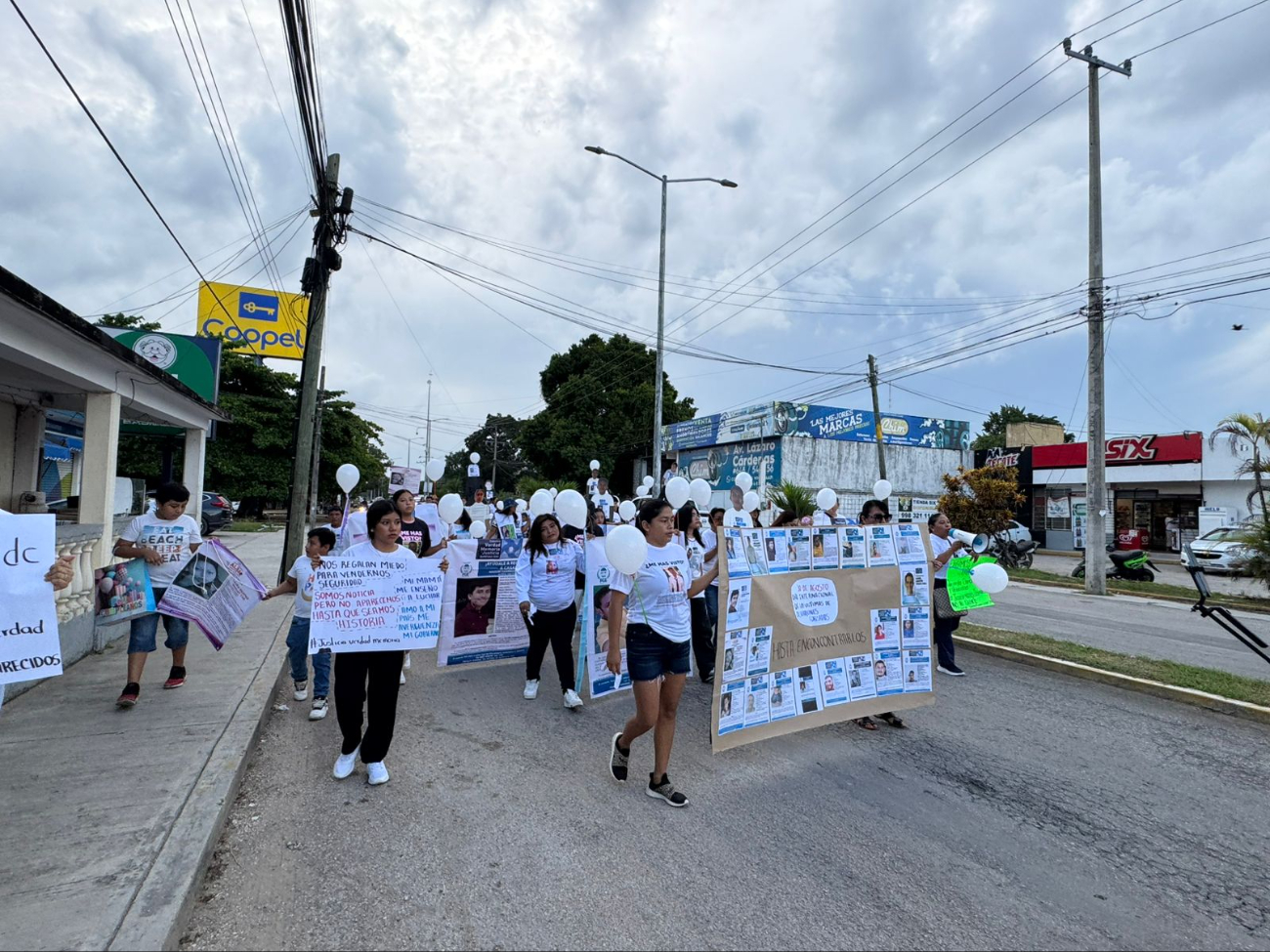 Con carteles y fichas de búsqueda, el colectivo y familiares de desaparecidos caminaron por las calles Con carteles y fichas de búsqueda, el colectivo y familiares de desaparecidos caminaron por las calles