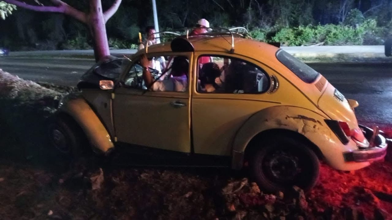 Conductor pierde el control y se impacta contra un árbol en Real Ibiza, Quintana Roo Conductor pierde el control y se impacta contra un árbol en Real Ibiza, Quintana Roo