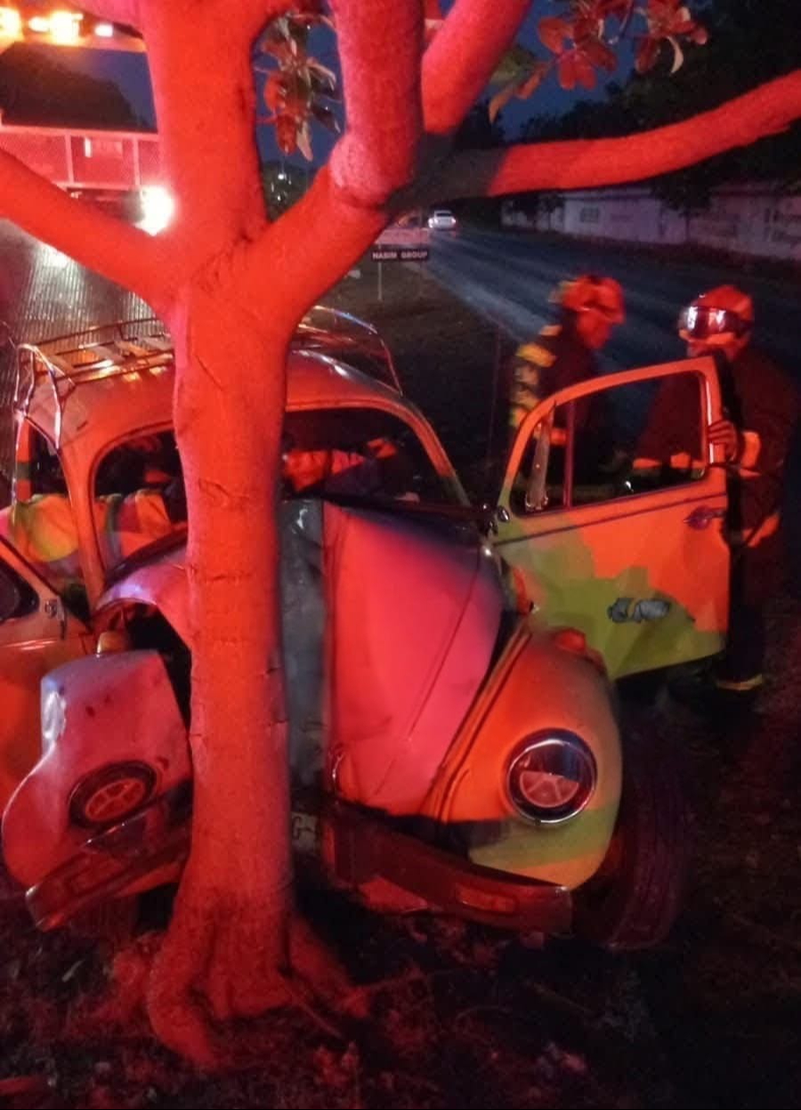 Conductor pierde el control y se impacta contra un árbol en Real Ibiza, Quintana Roo Conductor pierde el control y se impacta contra un árbol en Real Ibiza, Quintana Roo